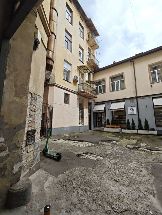 Продаж 2к квартири в центрі Львова по вул Коперника 11