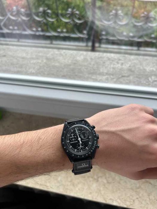 Omega x Swatch - Mission de phase de lune noire Snoopy - SO33B700