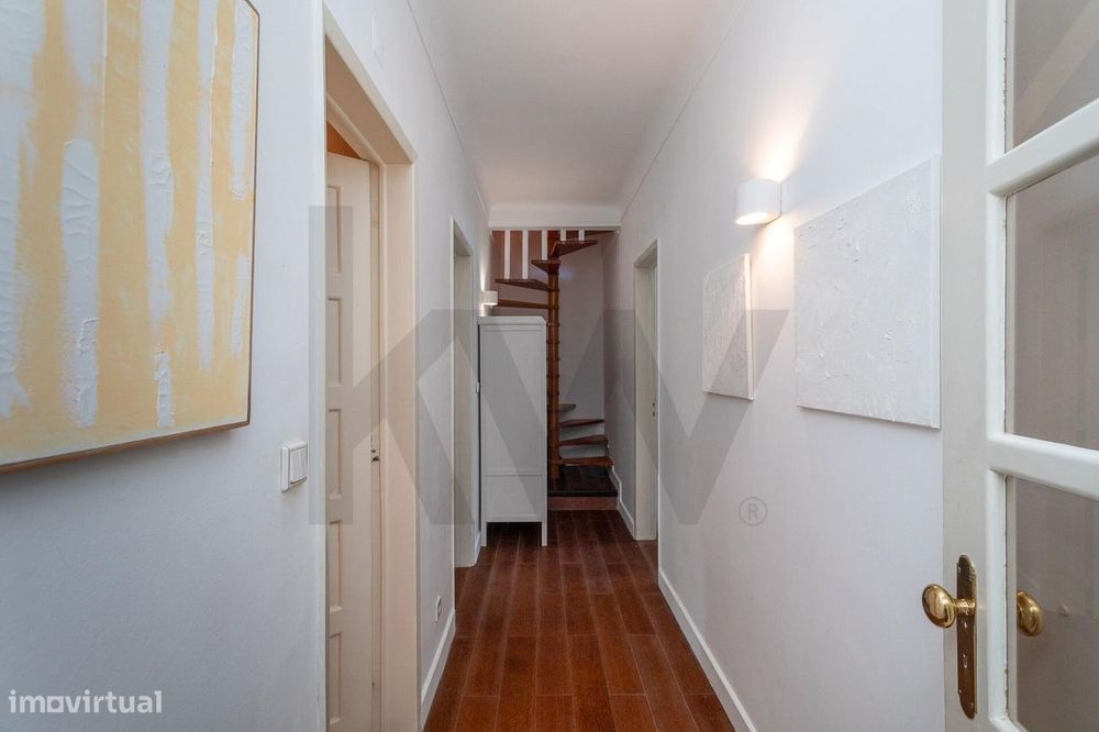 Apartamento T3 com sótão e terraço de utilização exclusiva - Av. de Ma