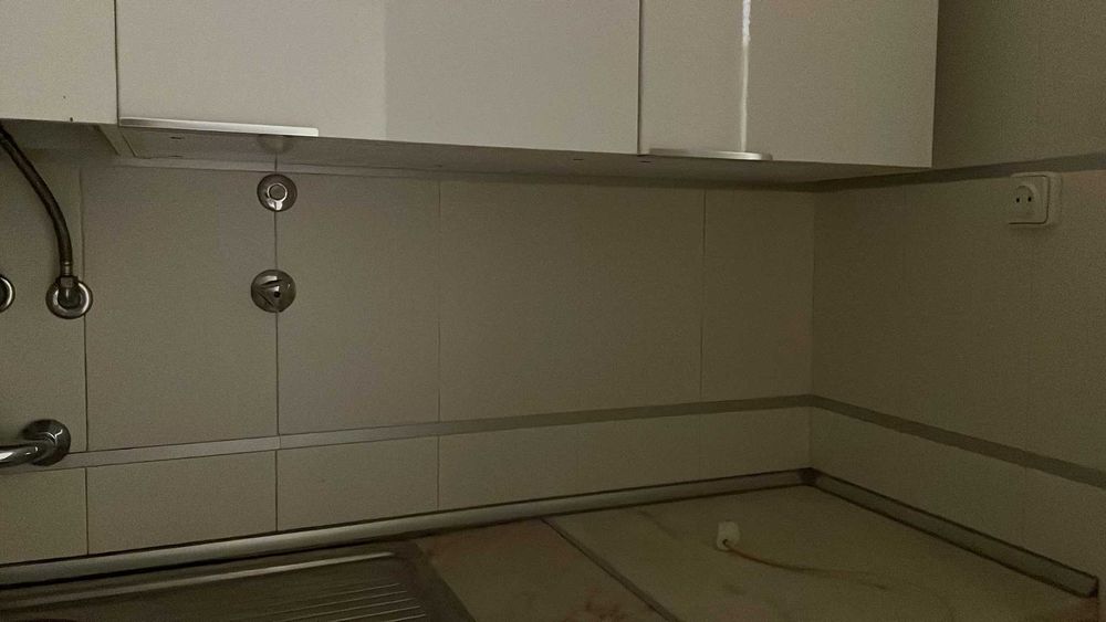 Disponíveis móveis de cozinha e electrodomésticos na rua Dr Rafael Duque, 21-  2°esq em Benfica