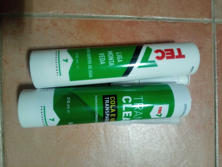 Silicone, cola e veda