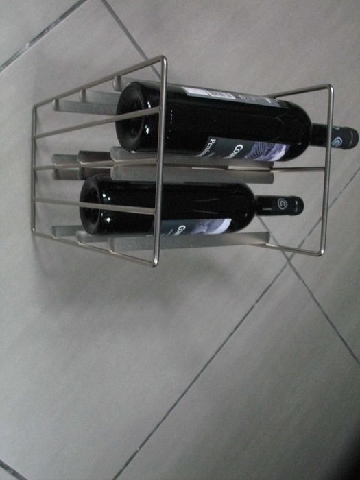 Garrafeira elegante moderna e muito decorativa em metal