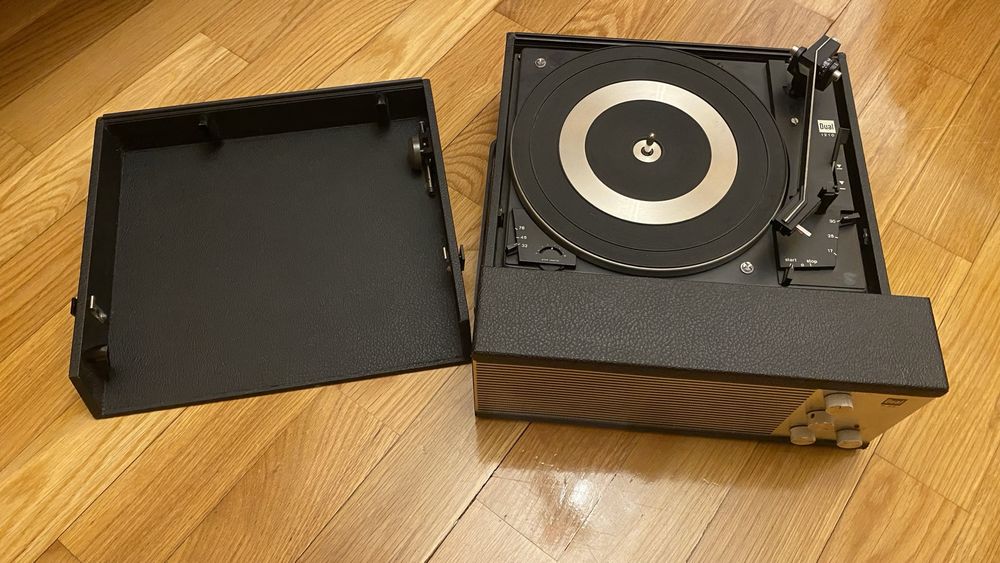 Gira-discos antigo Dual P53