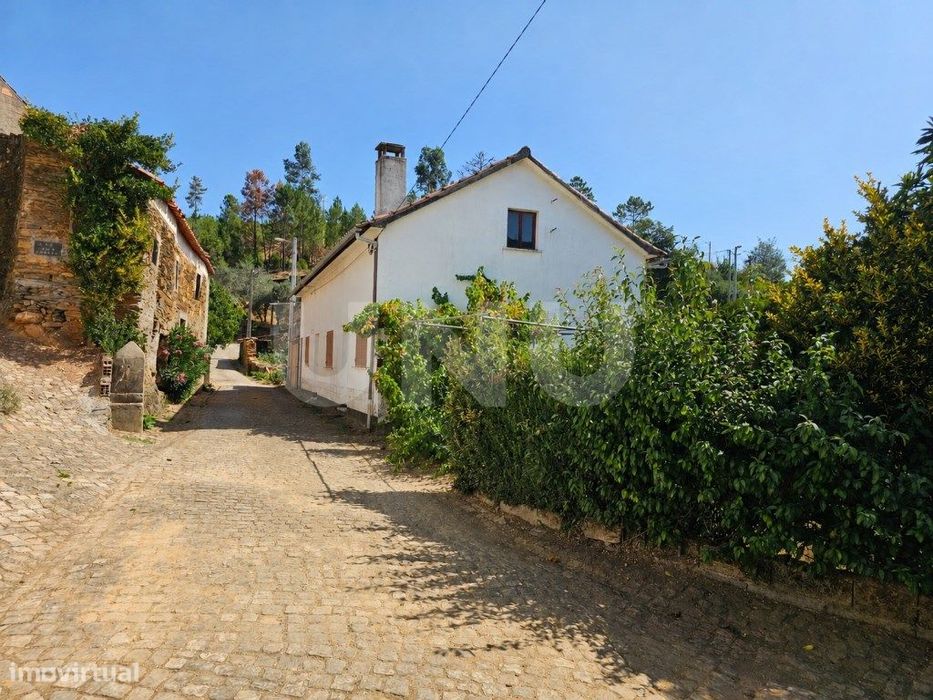 Moradia T3 Térrea com Garagem, Terraço e Logradouro