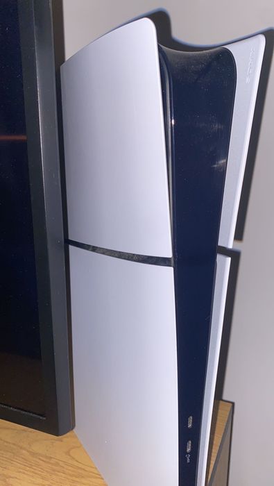 PlayStation 5 Slim Digital + 2 Kontrolery DualSense + Stacja Ładująca (Stan BDB)