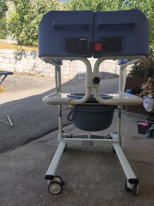 Cadeira de rodas higiénica