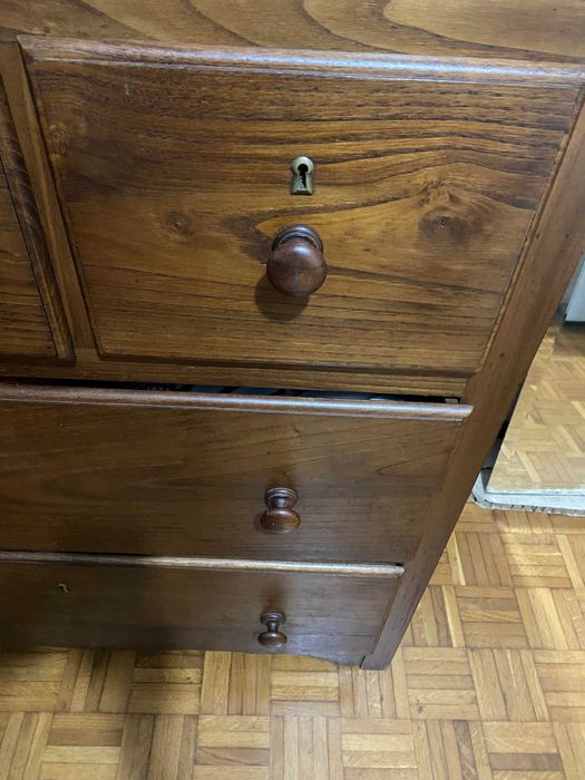 Cómoda de madeira de castanho para quarto usada