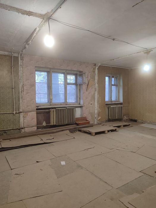 Продам на Черемушках 2 ком.квартиру. Фасад 1эт. Можно под офис 046-084