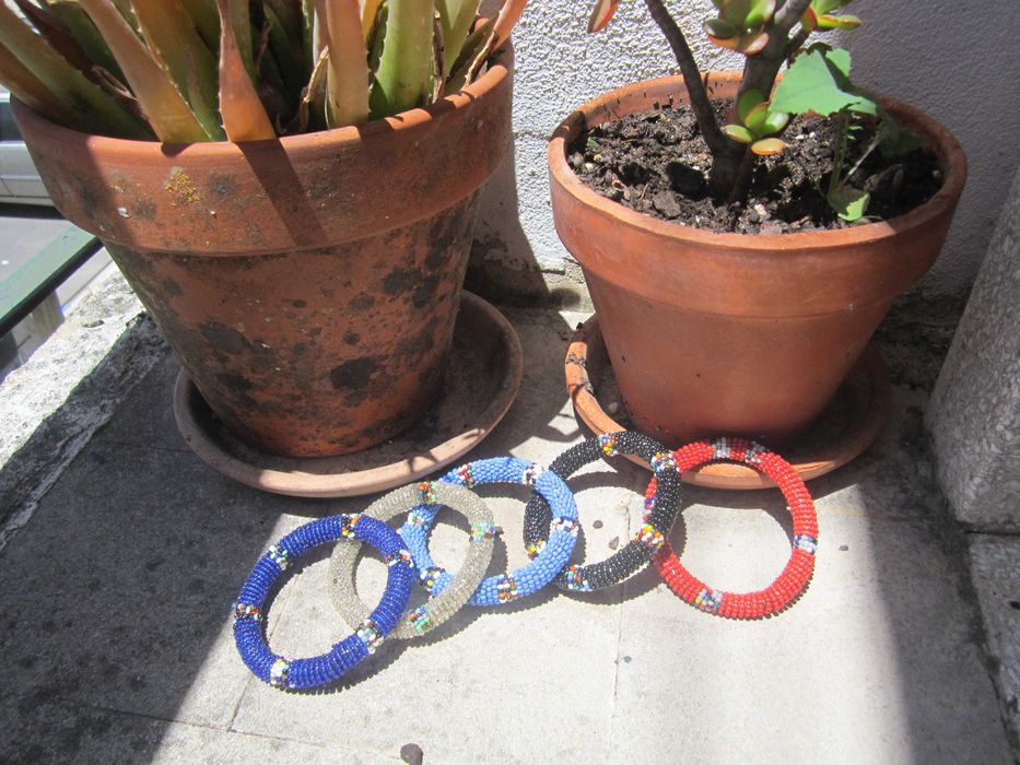 5 pulseiras Massai em preto, branco, azul claro e azul escuro, vermelho