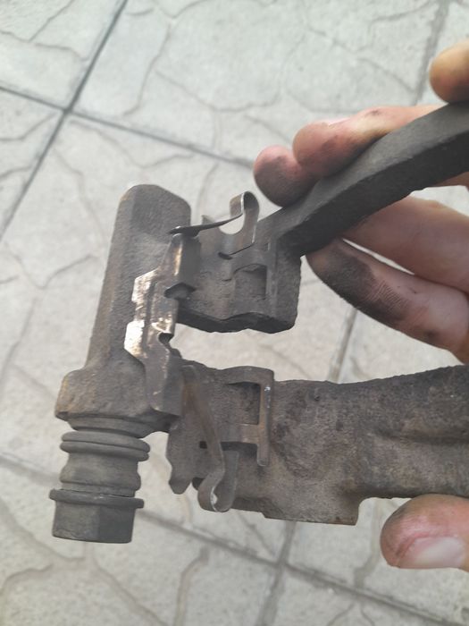 Скоба суппорта Тойота Королла Е150