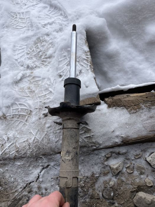 Продам стійку передню гольф 4