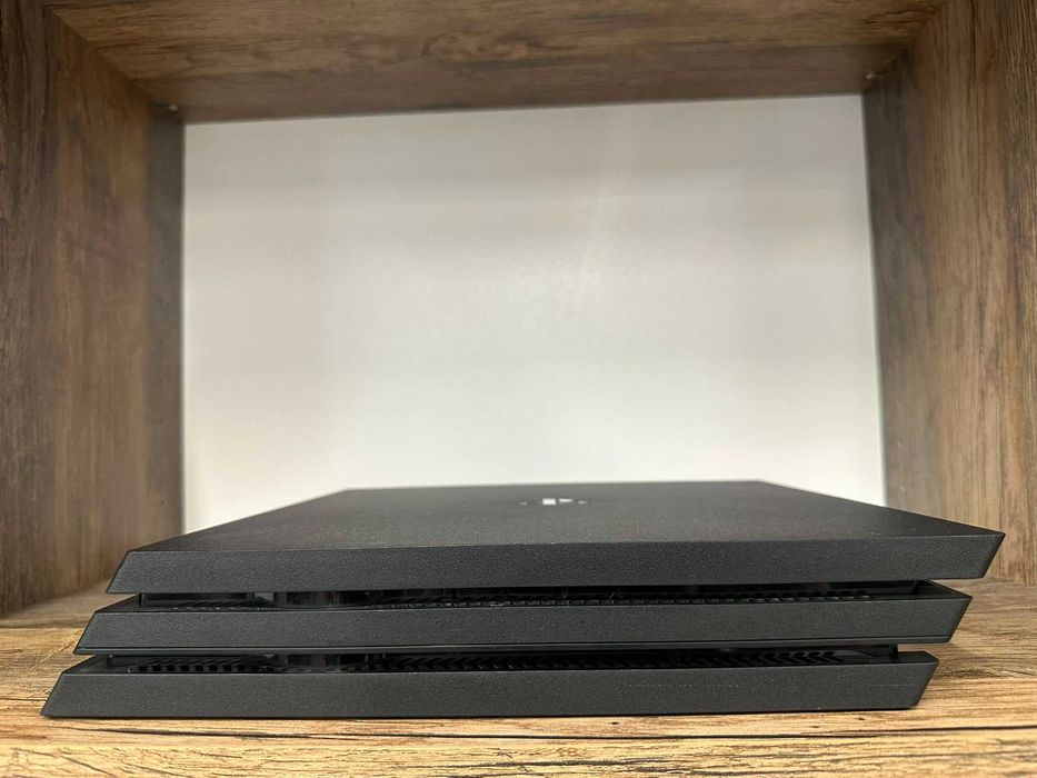 Konsola Sony PS4 PlayStation4 Pro CUH-7016B 1TB HDD czarna + 2 pady stan bdb gwarancja