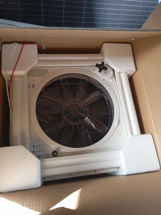 Okno dachowe przyczepa kamper 40x40