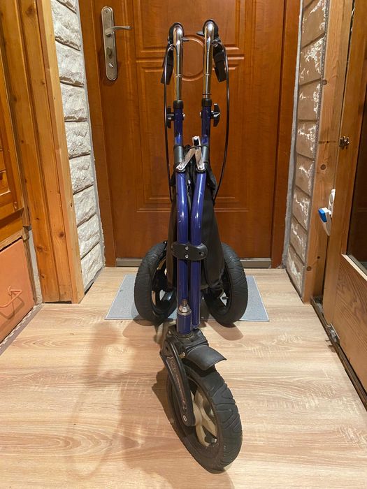 Wózek na zakupy i chodzik dla osoby starszej