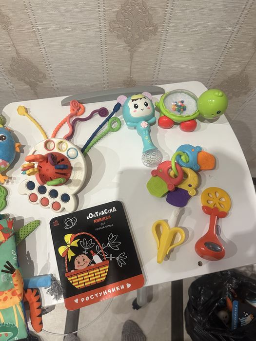 Перші іграшки малюка для розвитку та сенсорики