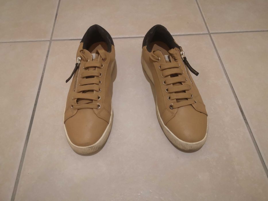 Sapatilhas amarelo torrado da Stradivarius