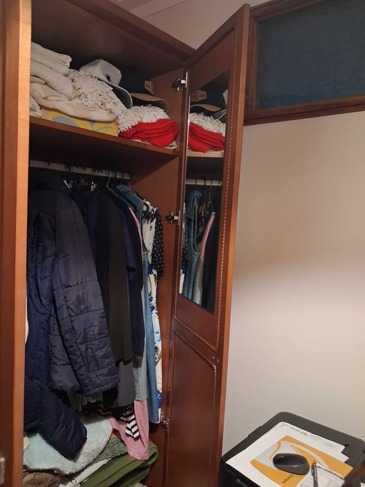 Roupeiro duas portas com prateleira e espelho interior