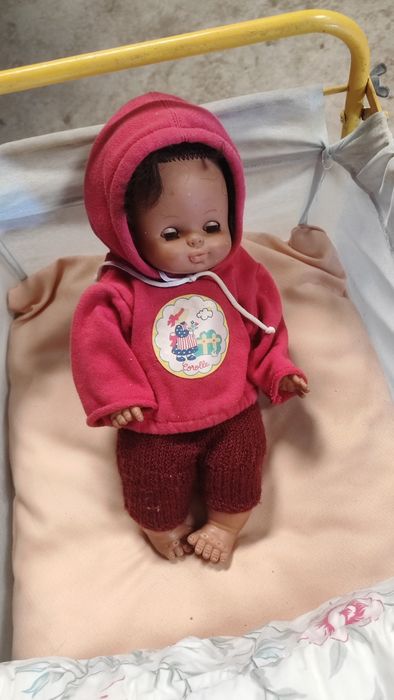 Cama de bebé de brincar com boneco