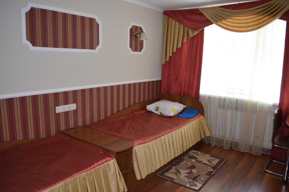 Кімнати подово,потижнево ЦЕНТР 400 грн.Надаємо звітні документи.