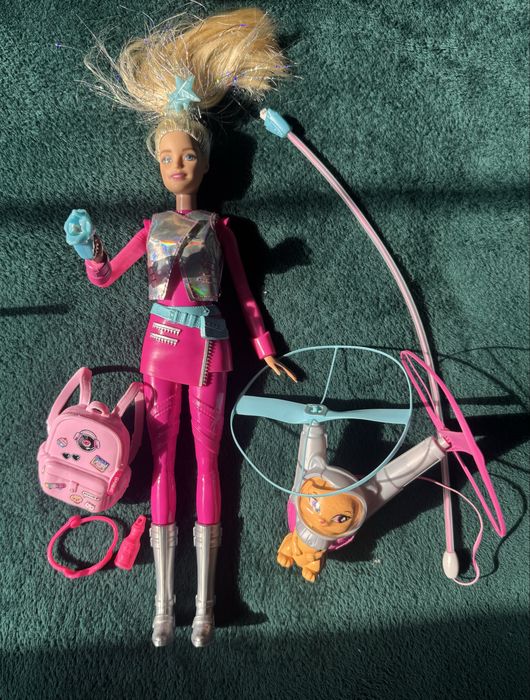 Lalka barbie z latającym kotem