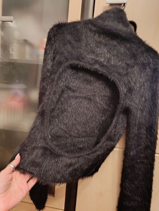Piękny puszysty sweter z golfem nowy wycięcie na plecach S/M
