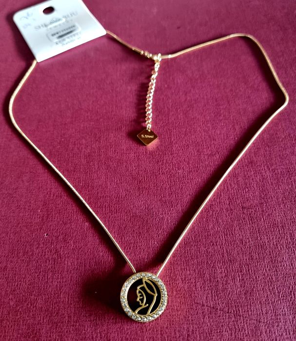 Colar dourado, em aço, com pingente da Nossa Senhora rodeada de zirconias.