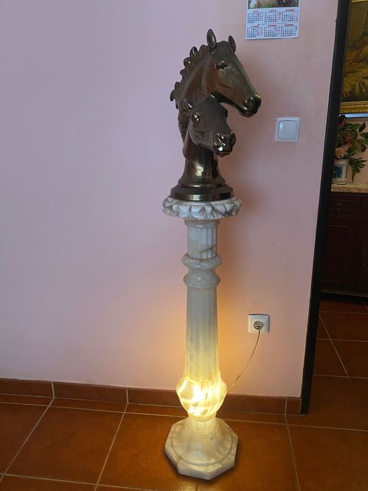 Coluna pedra decorativa cavalos - eletrificada