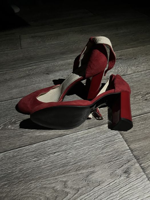 Нові замшеві туфлі