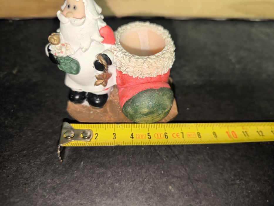 Suporte de velas Pai Natal
Suporte decorativo com tema de Pai Natal.
-
