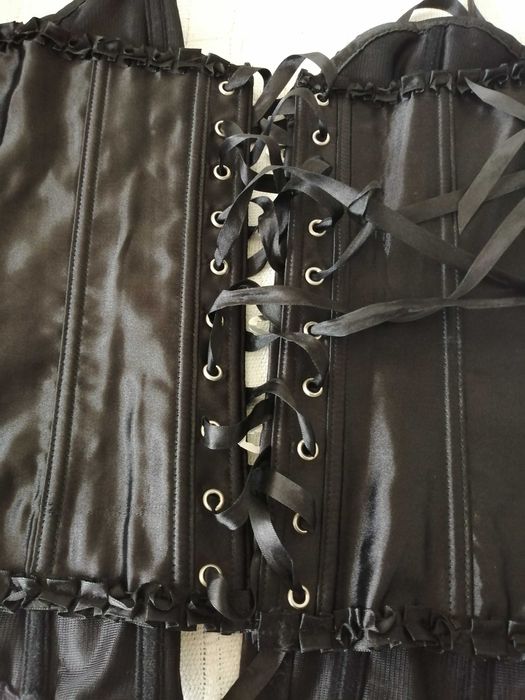 Corpete preto cetim, cintado com varas. Portes grátis.