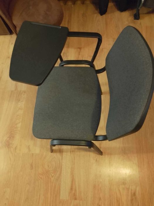 Krzesło biurowe z podkładką (panelem)