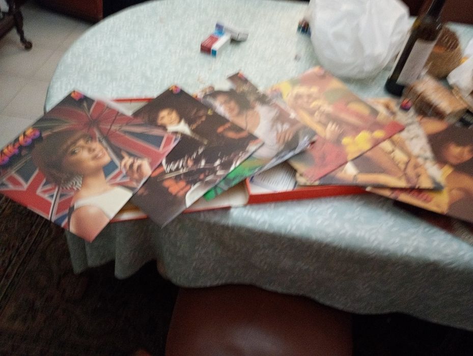 100 discos, vinil, cassetes,CD, DVDS tudo 75€