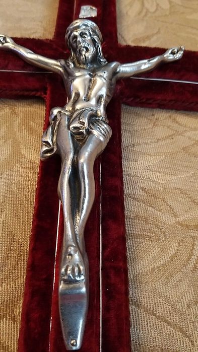 crucifixo em madeira e veludo