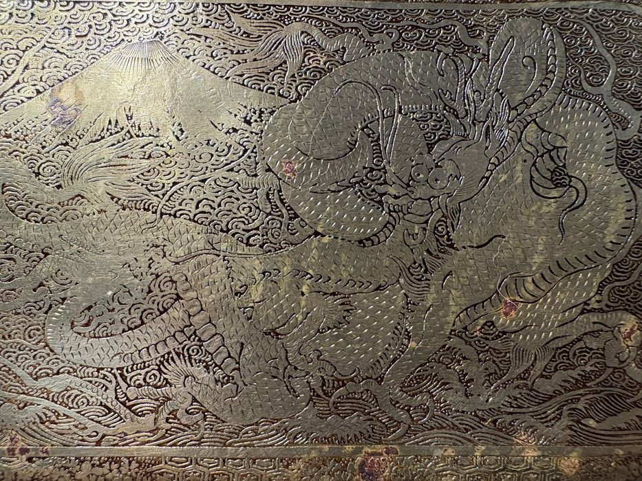 Antiga cigarreira asiática japonesa ricamente gravada