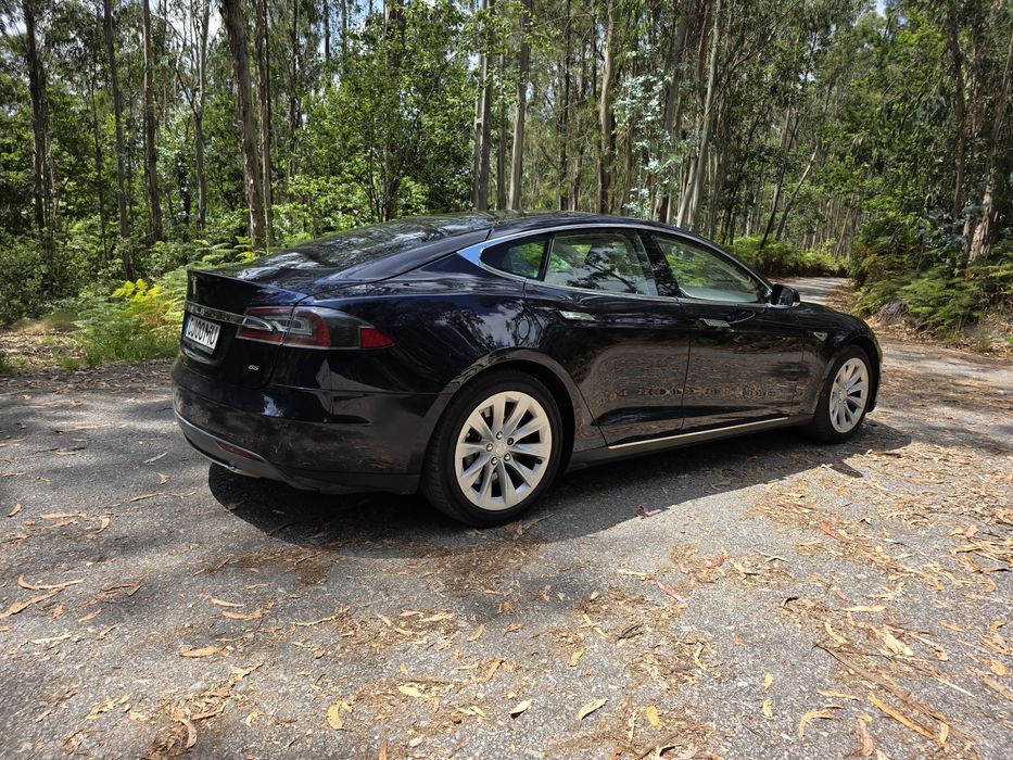 Tesla S85 carregamentos gratuitos