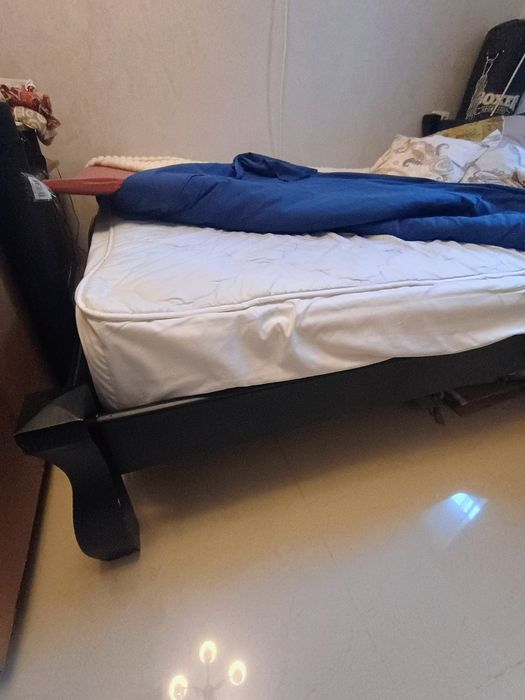 Двуспальная кровать.