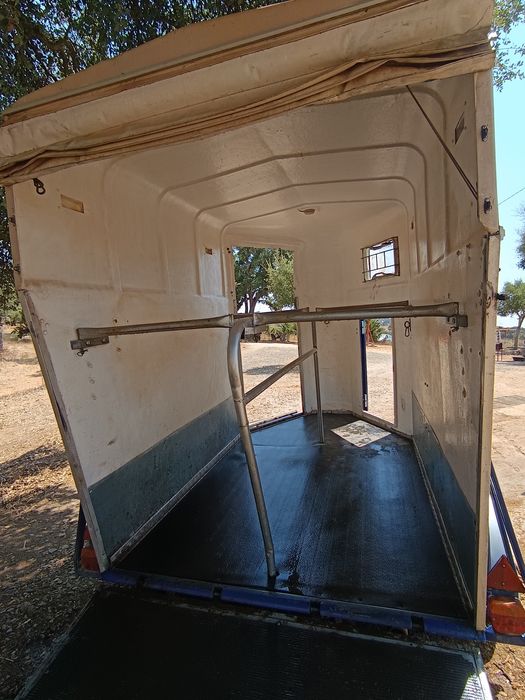 Vendo roulote de cavalos