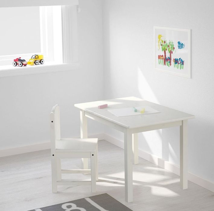 Biurko dziecięce z krzesełkiem Ikea