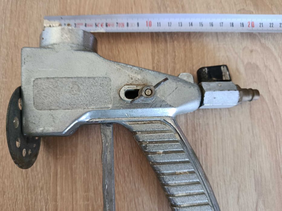 Stary aluminiowy pistolet do malowania.