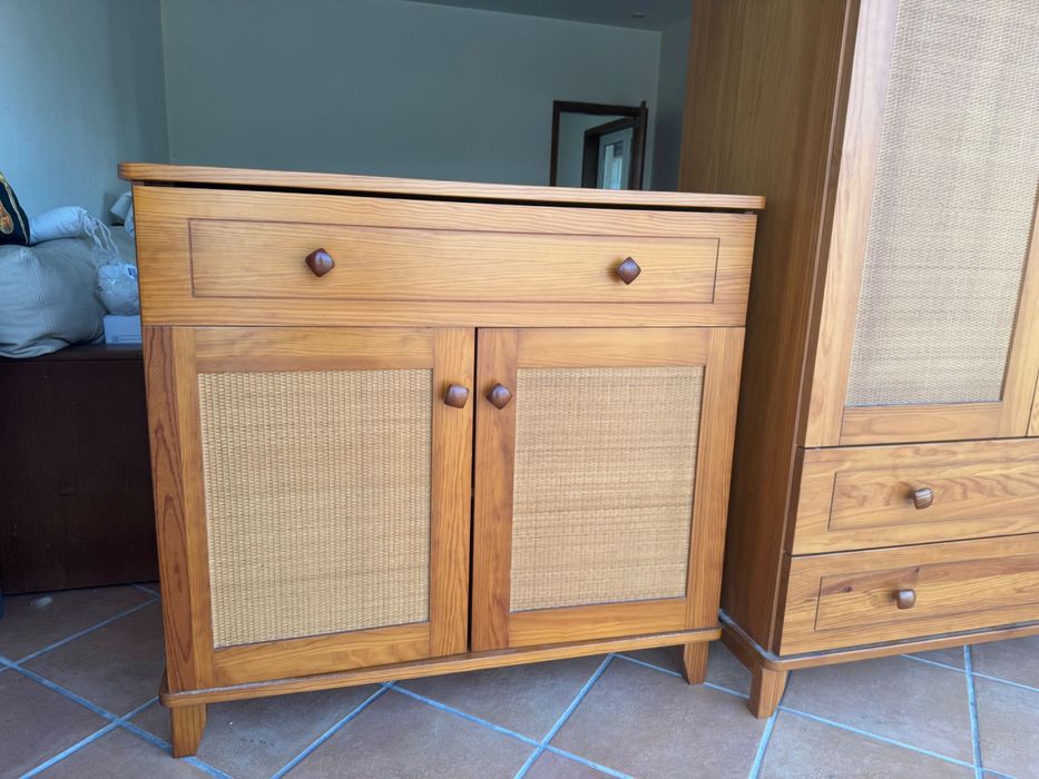 Mobília quarto em madeira de Pinho maciça