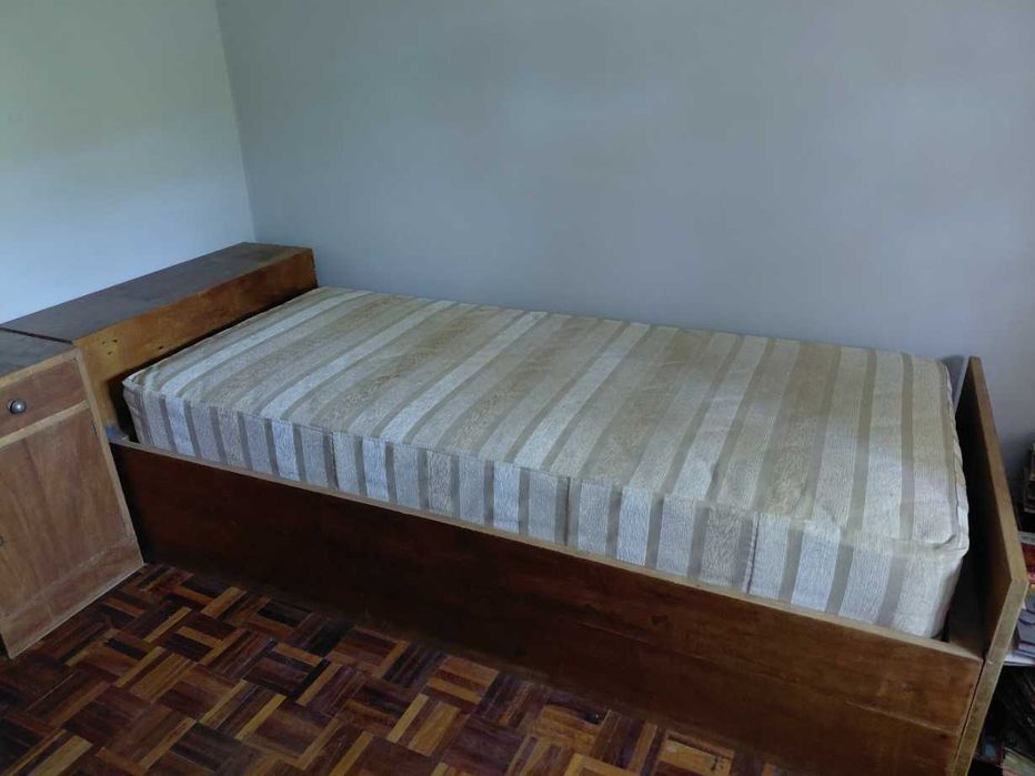 Cama sofá e mesinha