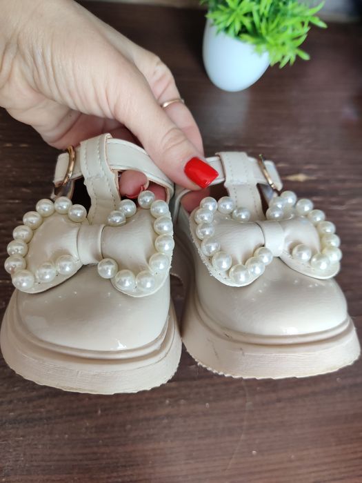 Туфельки для дівчинки