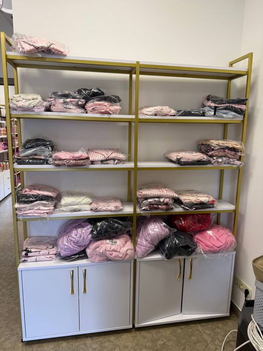 Вітрина під товар, косметику  / стелаж