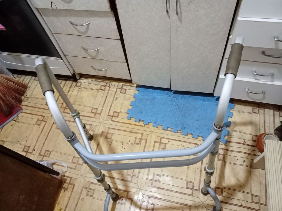Ходунки для літніх або з інвалідністю людей