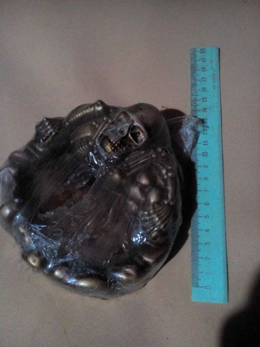 Попільничка з черепом .