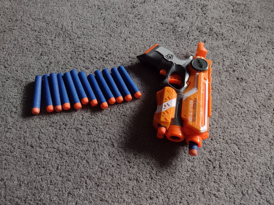 Pistolet Nerf + 15 strzalek