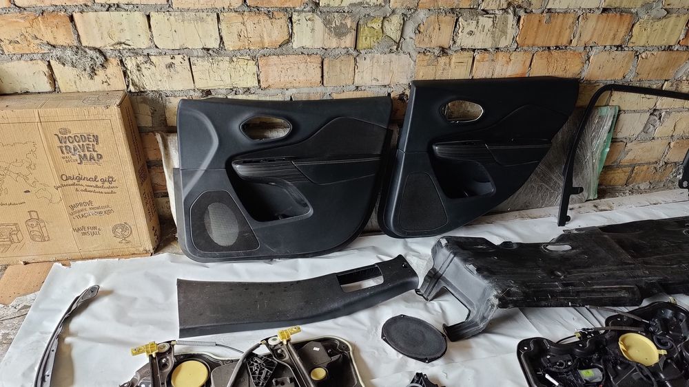 Jeep Cherokee kl двери запчасти