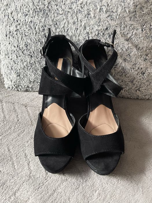 czarne koturny na platformie sandały lato złota 38 stradivarius