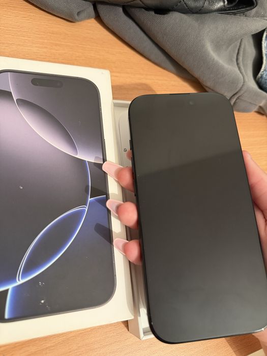Nowy iPhone 16 Pro 128 GB w kolorze Black Titanium (czarny tytan)