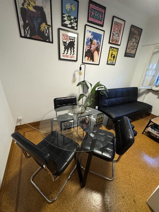 Conjunto mesa vidro Beliani + 4 cadeiras pretas
